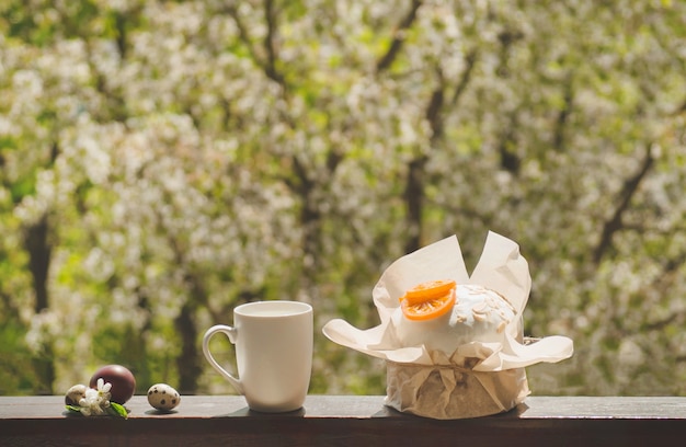 Decorazione dell'uovo di Pasqua con i fiori