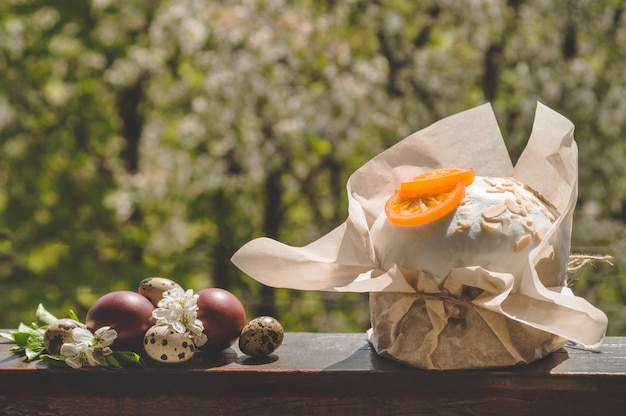 Decorazione dell'uovo di Pasqua con i fiori