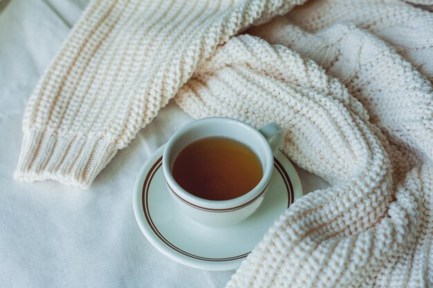 Decorazione della casa coperta a maglia tazza di tè caldo autunno accogliente autunno