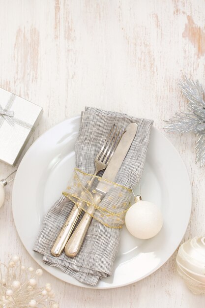 Decorazione della cena di natale su legno bianco