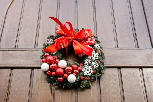 Decorazione della corona alla porta per le vacanze di Natale