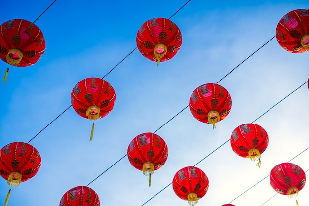 Decorazione della lanterna rossa per il capodanno cinese al santuario cinese Antica arte cinese con l'alfabeto cinese Le benedizioni scritte su di esso È un complimento di benedizione della fortuna È un luogo pubblico Thailandia