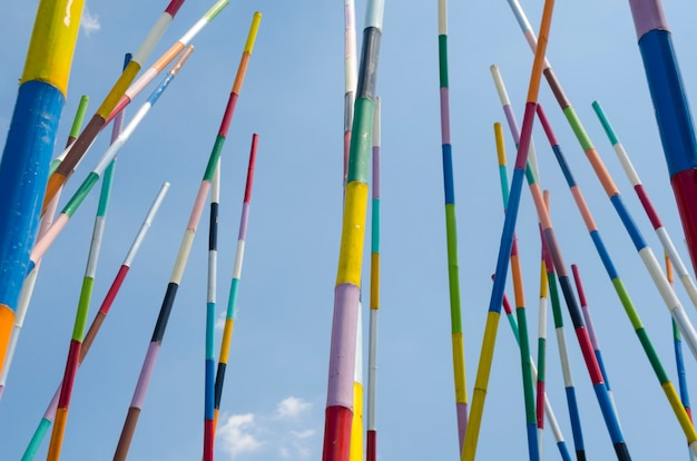 Decorazione della parete di bambù, contro il cielo blu chiaro