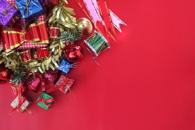 Decorazione della scatola di Natale sul pavimento rosso. Vista dall&#39;alto e copia spazio.