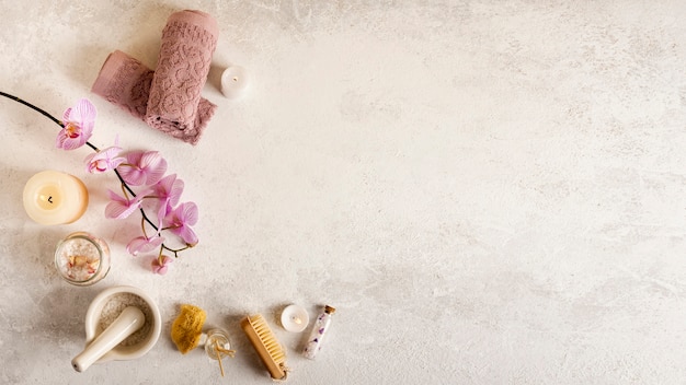 Decorazione della spa dall'alto con sfondo in stucco