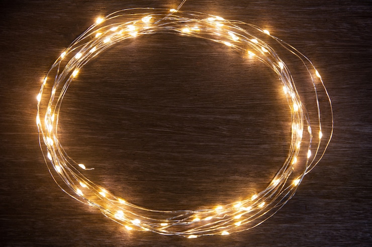 Foto decorazione della struttura delle luci di natale su legno scuro con lo spazio della copia.
