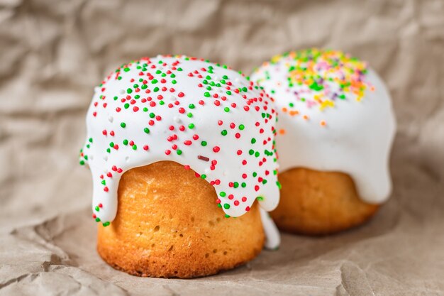 Decorazione della tavola di festa di Pasqua che serve torta e uova di Pasqua