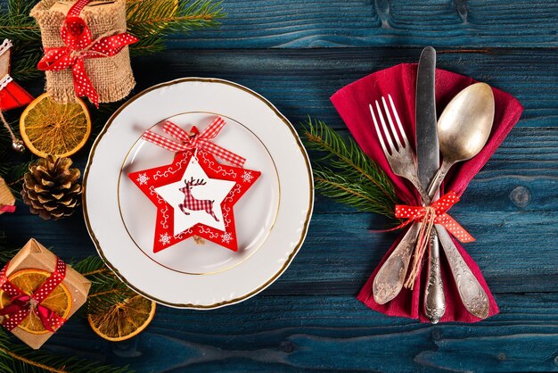 Decorazione della tavola di Natale Piatto della cena di Natale posate decorate decorazioni festive Vacanze invernali Cartolina di Natale Spazio libero per il tuo testo Buon Natale Felice Anno Nuovo