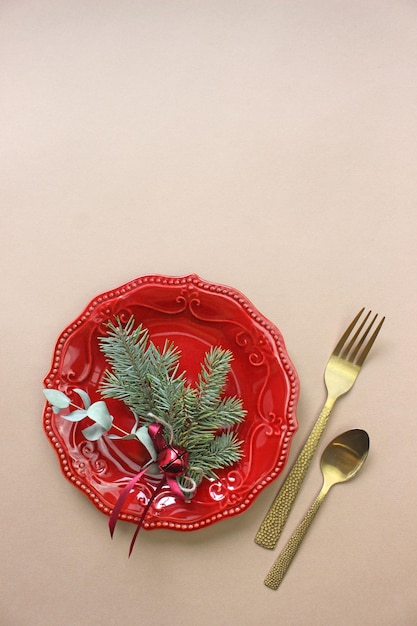 Decorazione della tavola di Natale. Piatto per la cena di Natale, decorazioni festive decorate con posate. Vacanze invernali. Biglietto natalizio. Spazio libero per il tuo testo. Buon Natale Felice Anno Nuovo.