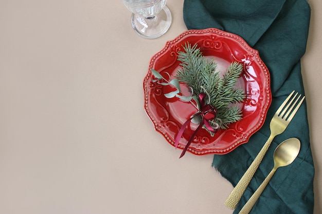 Decorazione della tavola di Natale. Piatto per la cena di Natale, decorazioni festive decorate con posate. Vacanze invernali. Biglietto natalizio. Spazio libero per il tuo testo. Buon Natale Felice Anno Nuovo.