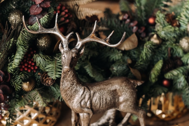 Decorazione della tavola di Natale, tavola per banchetti con bicchieri prima di servire il cibo, primo piano della tavola per la cena di Natale con decorazioni stagionali, bicchieri di cristallo e cervi decorativi