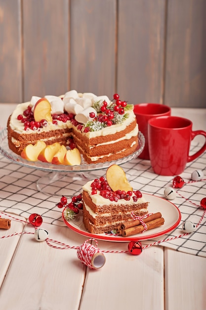 Decorazione della tavola di Natale, torta di frutta festiva con dolci sul tavolo