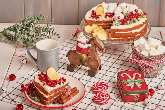 Decorazione della tavola di Natale, torta di frutta festiva con dolci sul tavolo