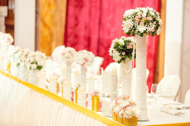 Decorazione della tavola di nozze con fiori e cristalleria