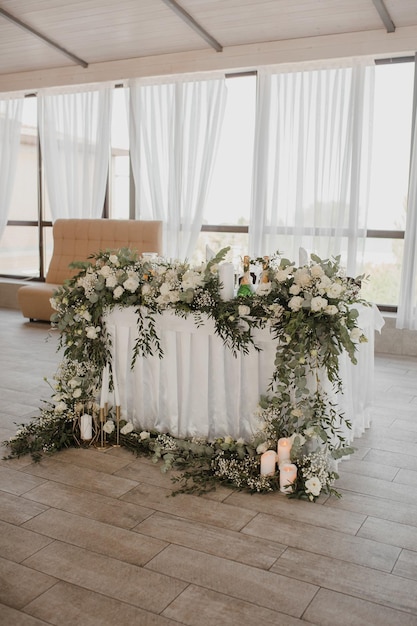 Decorazione della tavola nuziale delle candele degli sposi gypsophila eustoma rose eucalyptus