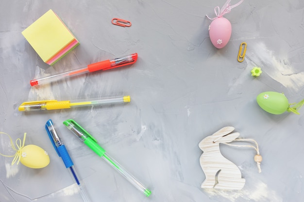 Decorazione delle uova colorate pastello sull'area di lavoro dello scrittorio ,. Concetto di celebrazione di Pasqua. Vista dall'alto, disteso, copia spazio.