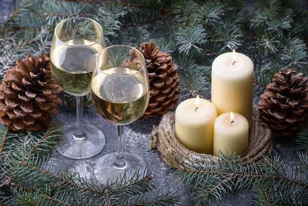 Decorazione di Capodanno con bicchieri di vino