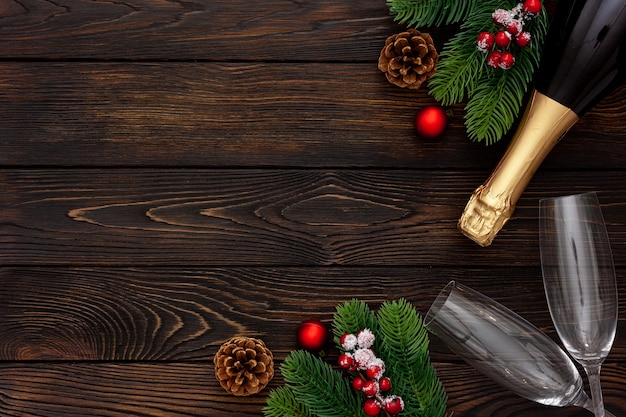 Decorazione di Capodanno con bottiglia di champagne e rami di abete