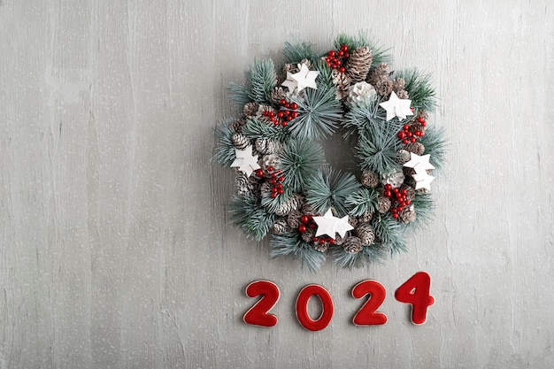 Decorazione di Capodanno con numeri corona di Natale 2024 modello di vacanza invernale