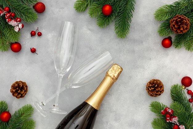 Decorazione di Capodanno con una bottiglia di champagne e rami di abete