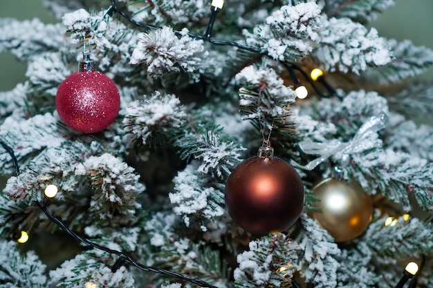 Decorazione di Capodanno di un albero festivo per il nuovo anno.