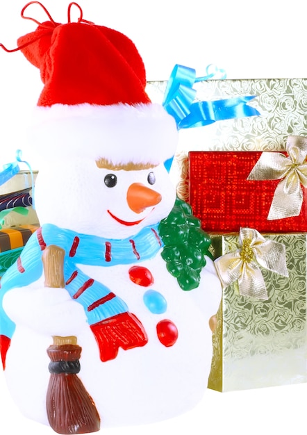 Decorazione di Capodanno: pupazzo di neve e confezione regalo di Capodanno. Avvicinamento. Isolato su bianco