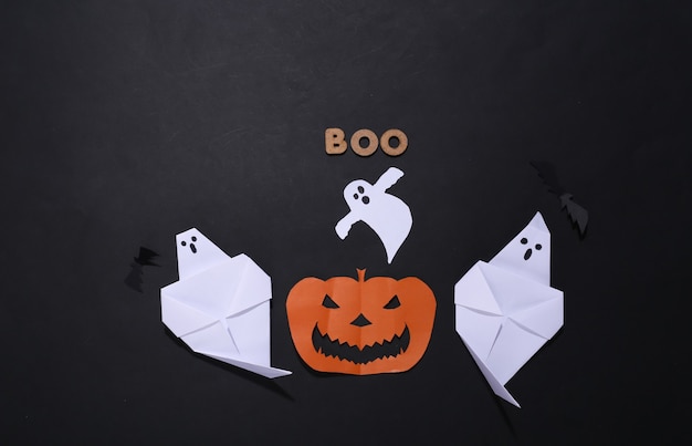 Decorazione di carta fatta a mano di Halloween e parola BOO su sfondo nero