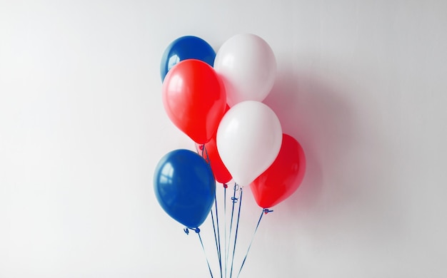 decorazione di festa con palloncini rossi, bianchi e blu