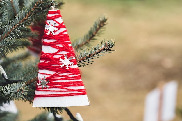 Decorazione di filato fai da te su un albero di Natale