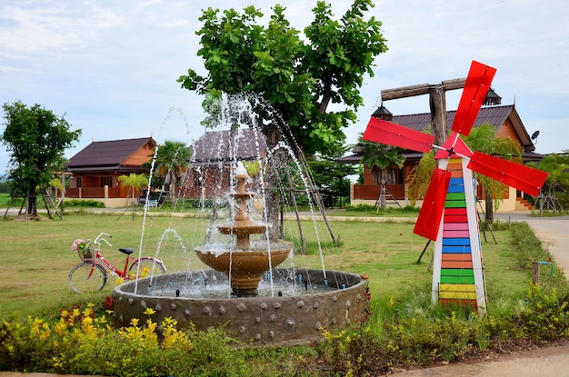 Decorazione di giardinaggio Ruota a perno o mulino a vento e fontana in giardino a Phrae Thailandia