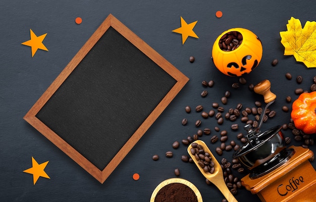 Decorazione di Halloween con caffè caldo e fagioli su sfondo scuro