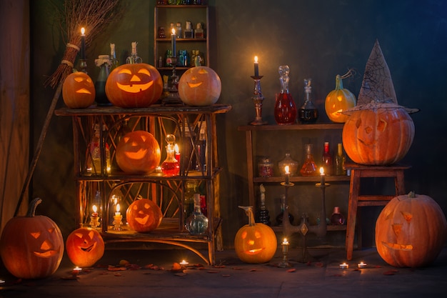 Decorazione di Halloween con zucche e pozioni magiche al coperto