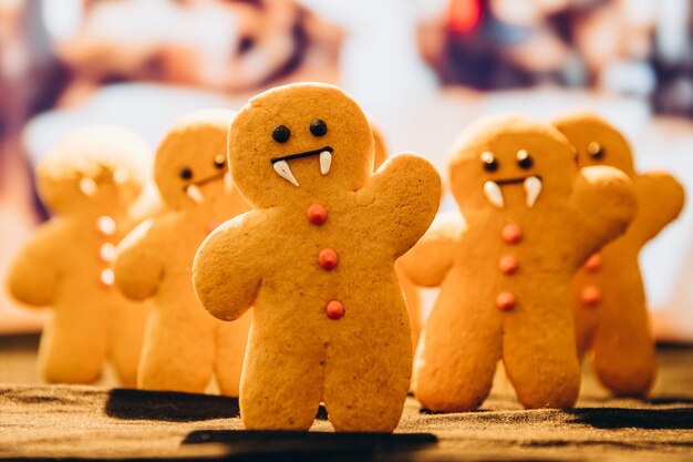 Decorazione di messa a fuoco selettiva dei biscotti di Halloween spaventosi sullo sfondo nero Stile di Halloween