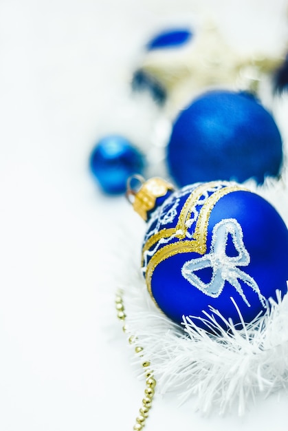 Decorazione di Natale blu e oro su sfondo bianco