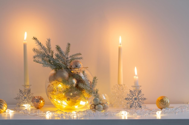 Decorazione di Natale con candele accese in interni bianchi