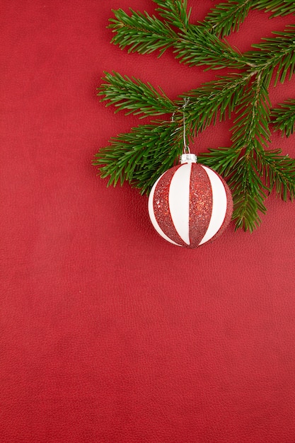 Decorazione di natale con gli ornamenti di natale, albero di pino, regali con lo spazio della copia sopra i precedenti rossi