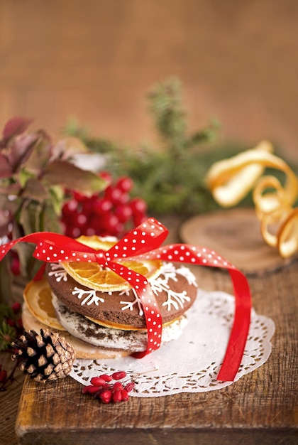 Decorazione di Natale con i biscotti su un vecchio fondo di legno