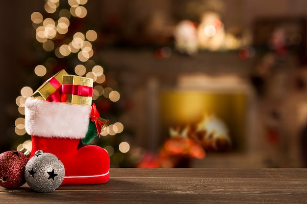 Decorazione di Natale con l'albero di Natale sulla tavola di legno. Ornamenti rossi, dorati e d'argento