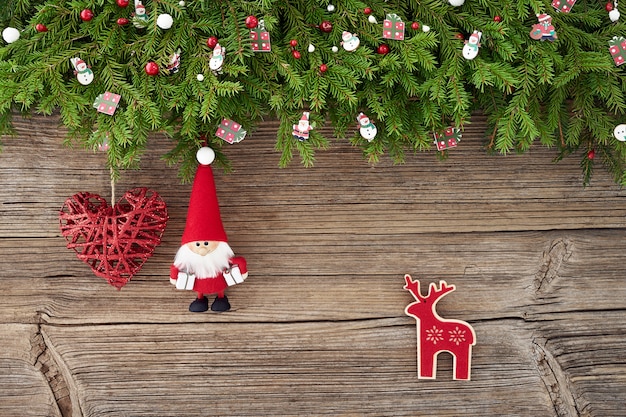 Decorazione di Natale con Santa e cuore su fondo di legno bianco. Copia spazio, vista dall&#39;alto