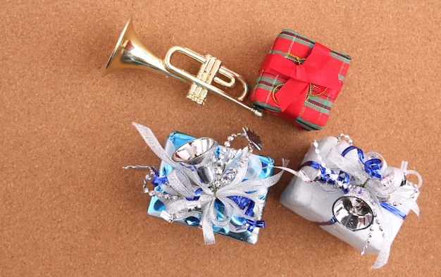 Decorazione di Natale con sfondo in legno marrone.