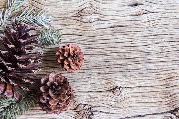 Decorazione di Natale delle pigne su fondo in legno