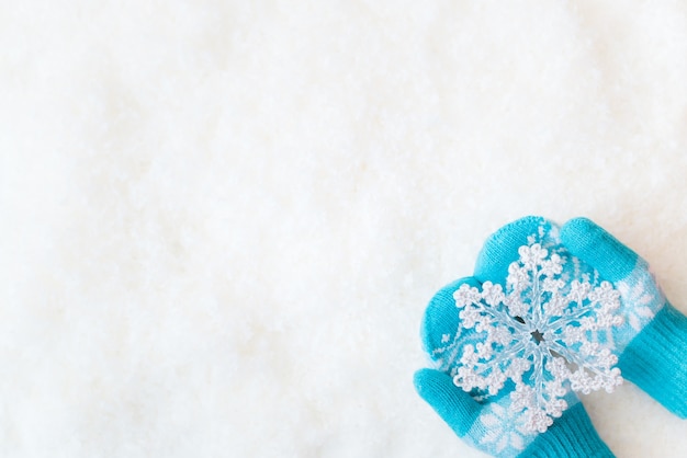 Decorazione di Natale nelle mani dei bambini sulla neve