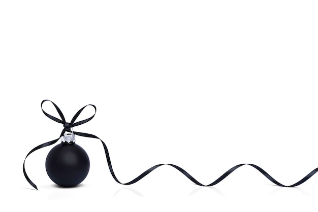 Decorazione di Natale nera con fiocco a nastro nero isolato su sfondo bianco vetro di Natale