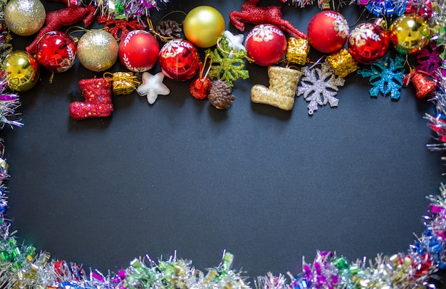 Decorazione di Natale o Capodanno su sfondo nero con cornice