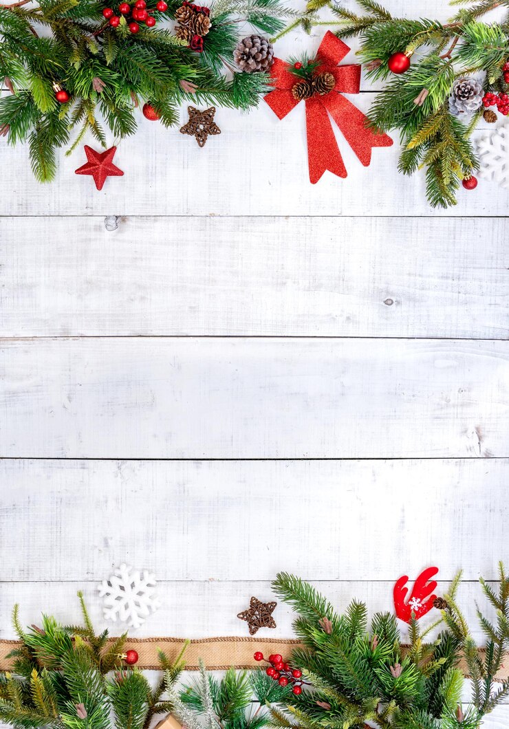 Foto decorazione di natale su fondo di legno bianco con lo spazio della copia.