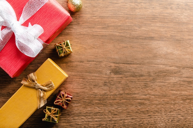 Decorazione di natale su fondo di legno