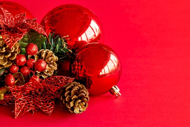 Decorazione di Natale su sfondo rosso.