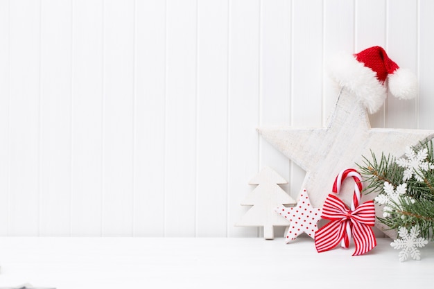 Decorazione di Natale su un fondo di legno bianco.