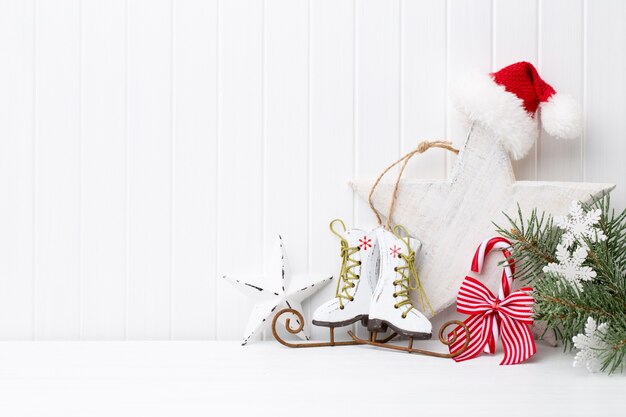 Decorazione di Natale su un fondo di legno bianco