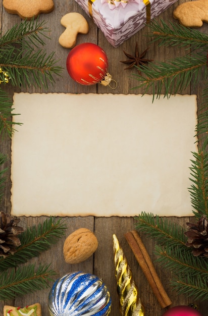 Decorazione di Natale su uno sfondo di legno